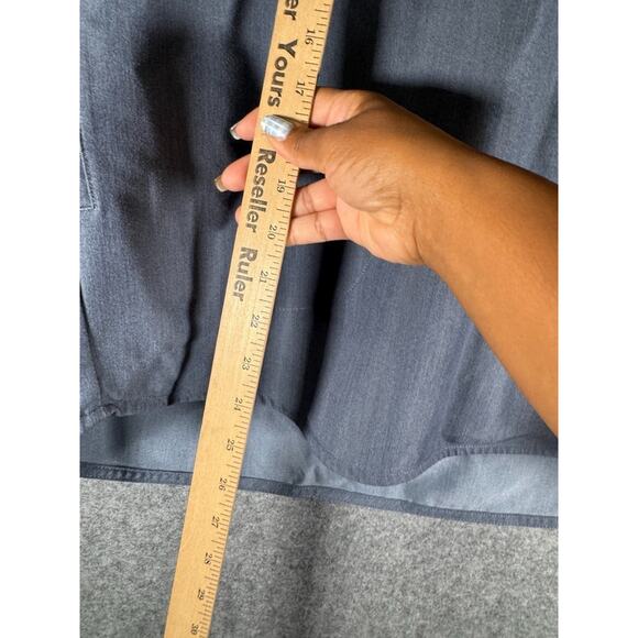 Figs Technical Collection Top Women Medium Gray Oversized Sleevless Scrubs - Picture 4 of 6